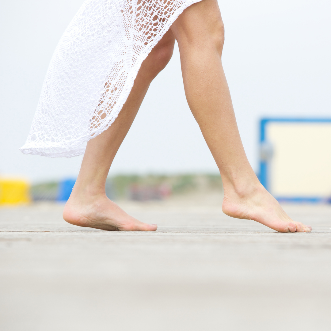 Beneficios del "earthing" o "grounding" en la salud y el equilibrio energético al caminar descalzo